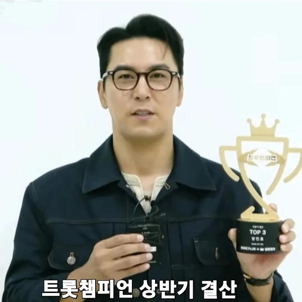 Foto populer Jang Minho yang penuh cinta dari penggemar