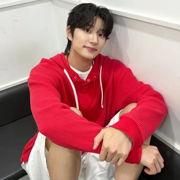 Popular photo full of fans’ love for Kim Jaewon