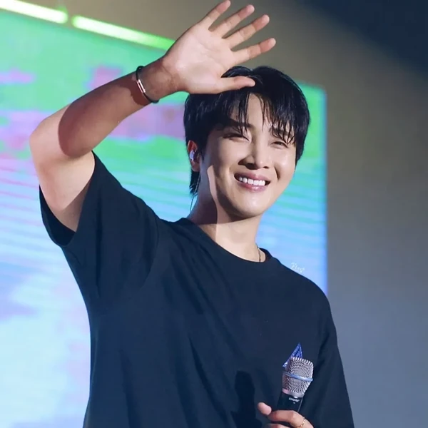 Popular photo full of fans’ love for Hwang Yunsung
