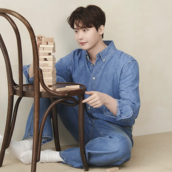 Popular photo full of fans’ love for Lee Jongsuk