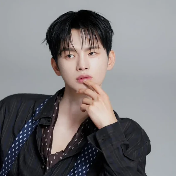 The most loved look of Seo Inguk today