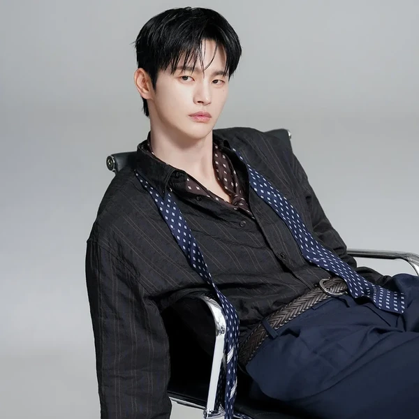 The most loved look of Seo Inguk today