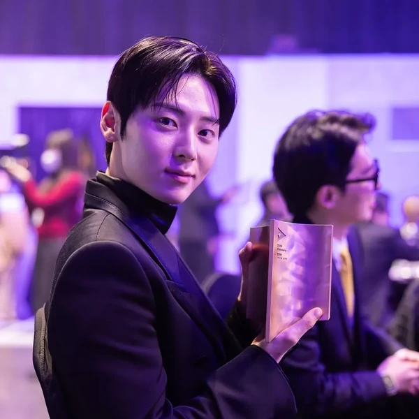 Popular photo full of fans’ love for Hwang Minhyun