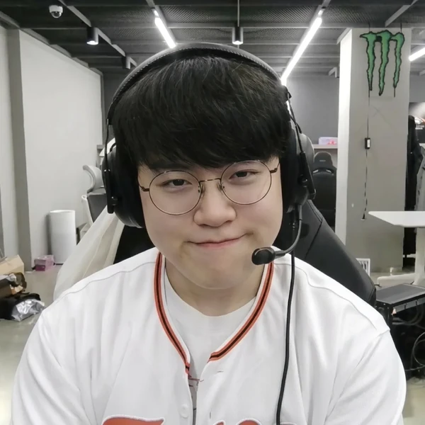 구마유시의 매력을 담은 최애돌셀럽 대표 사진