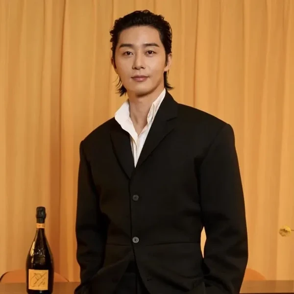 Popular photo full of fans’ love for Park Seojoon