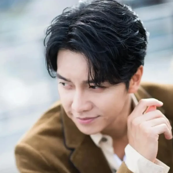 Popular photo full of fans’ love for Lee Seunggi