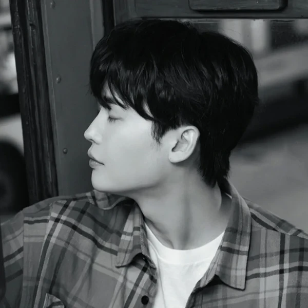 Popular photo full of fans’ love for Lee Jongsuk