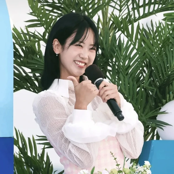 Foto populer Kang Hyeyeon yang penuh cinta dari penggemar