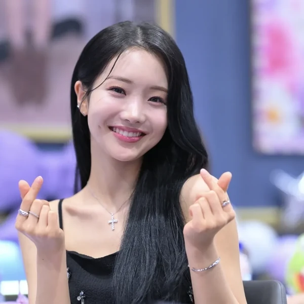 The most loved look of Kim Soyeon (2004) today