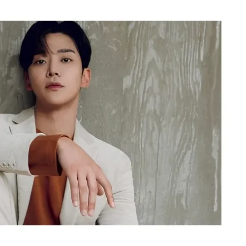 Penampilan Rowoon yang paling disukai hari ini