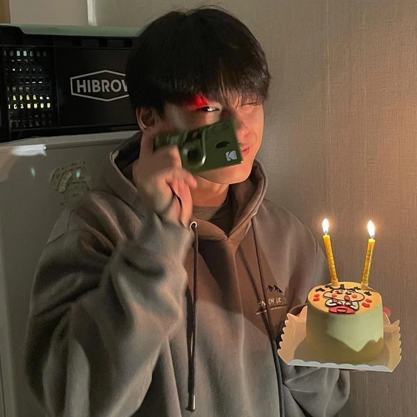 Popular photo full of fans’ love for Cha Woomin