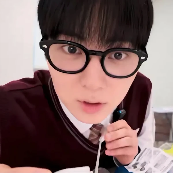 Popular photo full of fans’ love for Hwang Minhyun