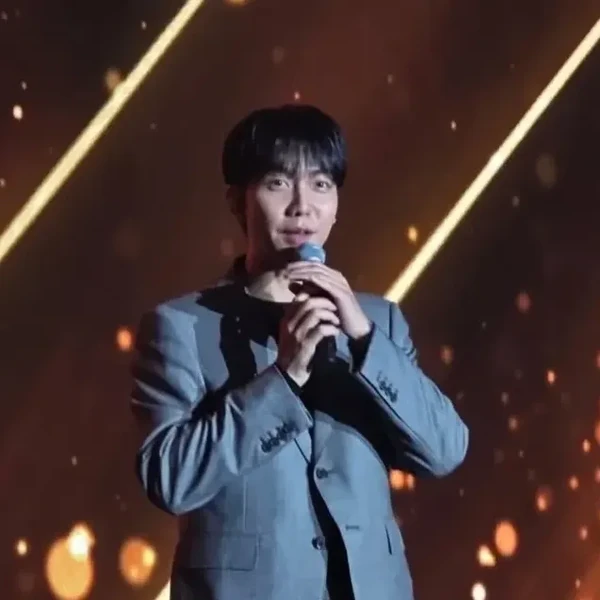 Foto populer Lee Seunggi yang penuh cinta dari penggemar