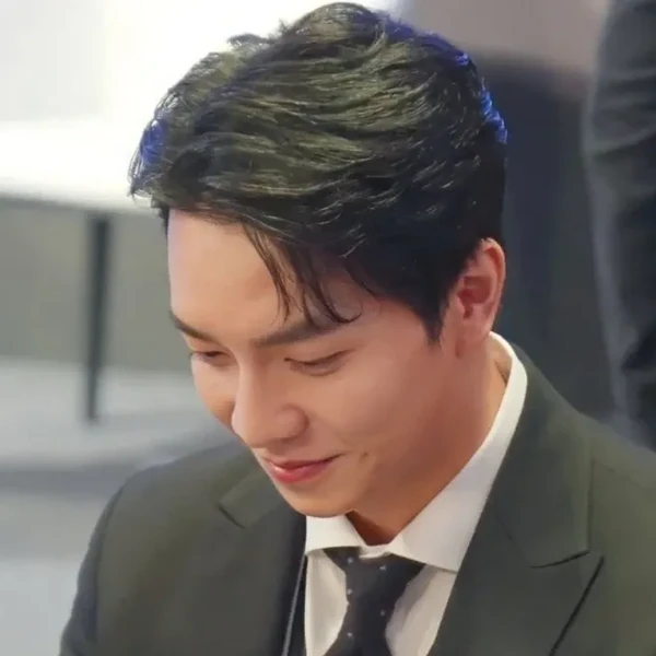 Foto populer Lee Seunggi yang penuh cinta dari penggemar