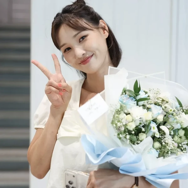 Popular photo full of fans’ love for Hwang WooLim