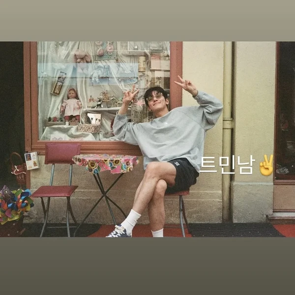 Popular photo full of fans’ love for Ji Changwook