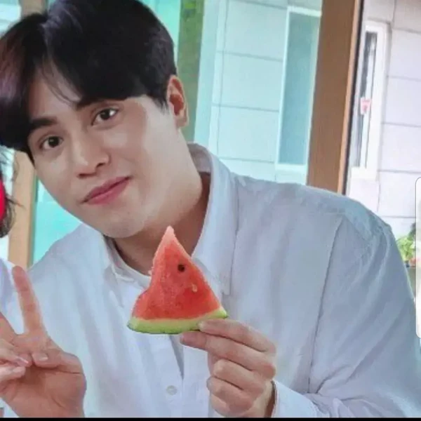 Popular photo full of fans’ love for Mooryong