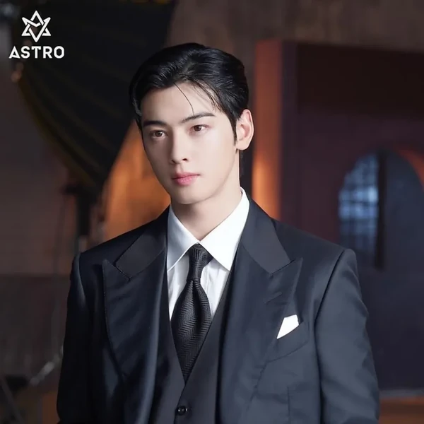 The most loved look of Cha Eunwoo today