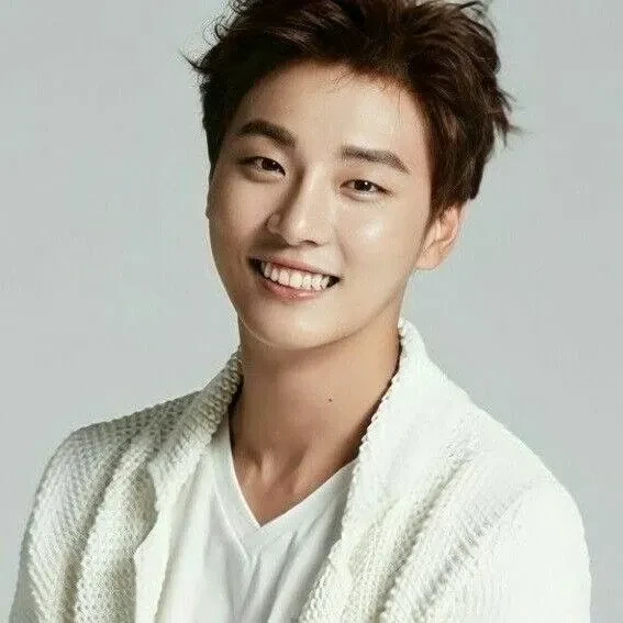 The most loved look of Yoon Shiyoon today