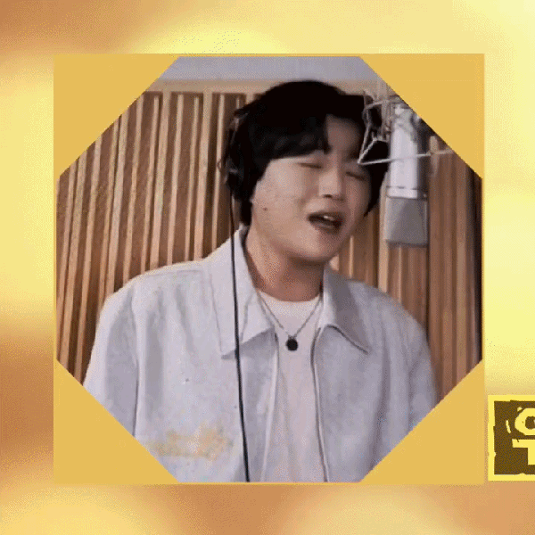 Popular photo full of fans’ love for Hwang Youngwoong
