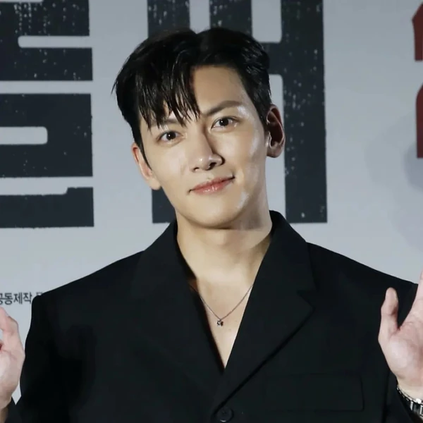 Popular photo full of fans’ love for Ji Changwook