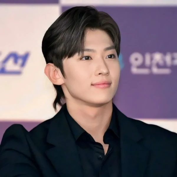 Popular photo full of fans’ love for Dex