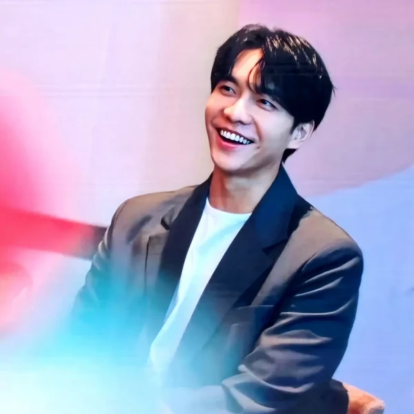 Foto populer Lee Seunggi yang penuh cinta dari penggemar
