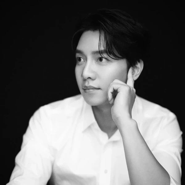 Foto populer Lee Seunggi yang penuh cinta dari penggemar