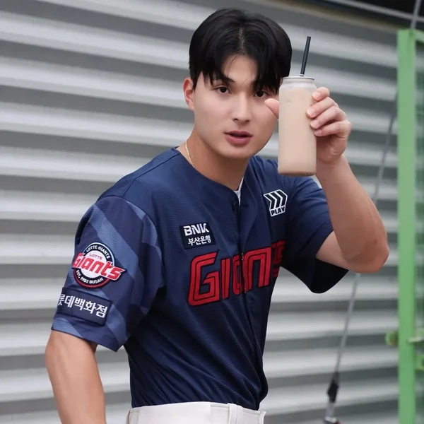 Foto utama yang menunjukkan pesona Yoon Donghee