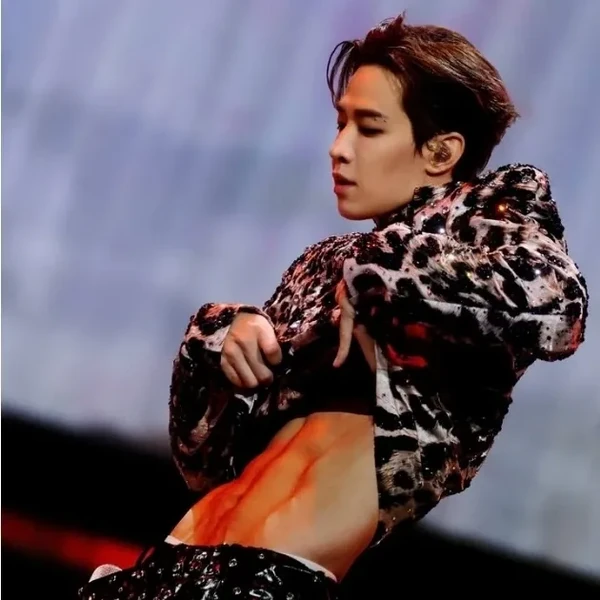 Popular photo full of fans’ love for Henry
