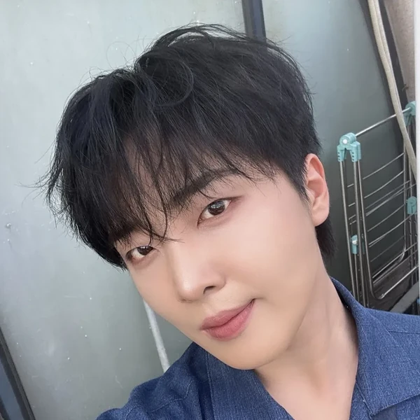 Popular photo full of fans’ love for Hwang Yunsung