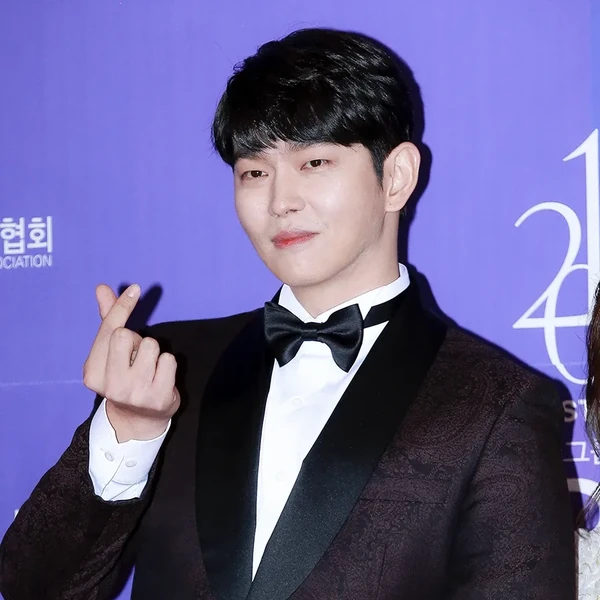 Popular photo full of fans’ love for Yoon Kyunsang