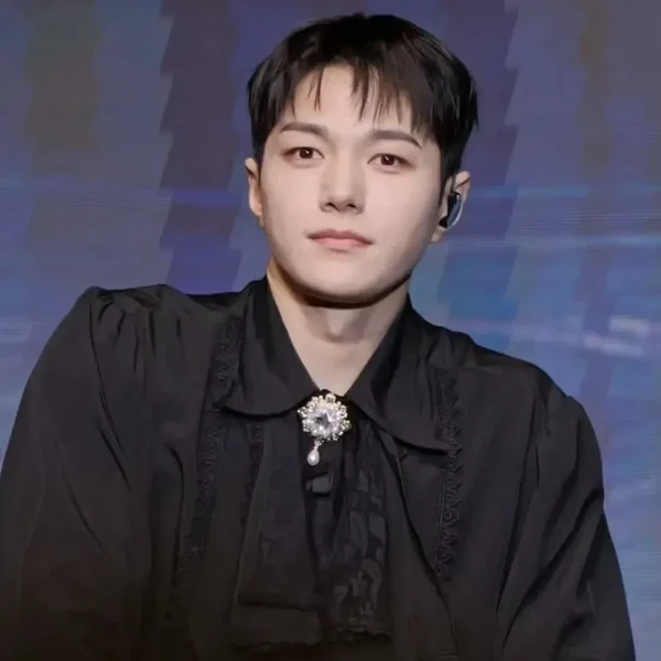The most loved look of Kim Myungsoo (L) today