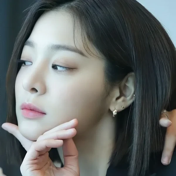 The most loved look of Seol Inah today