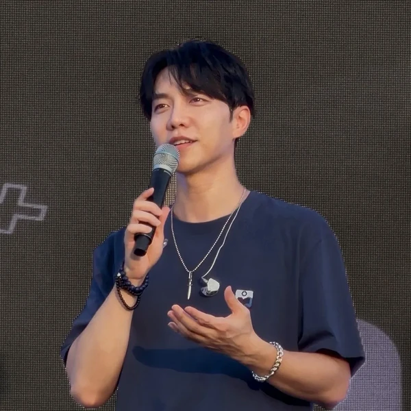 The most loved look of Lee Seunggi today