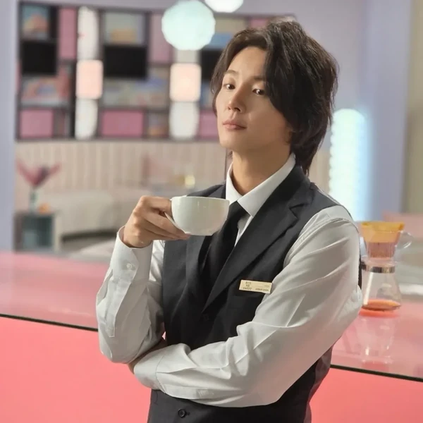 Popular photo full of fans’ love for Yoon Shiyoon