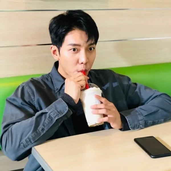 The most loved look of Lee Seunggi today