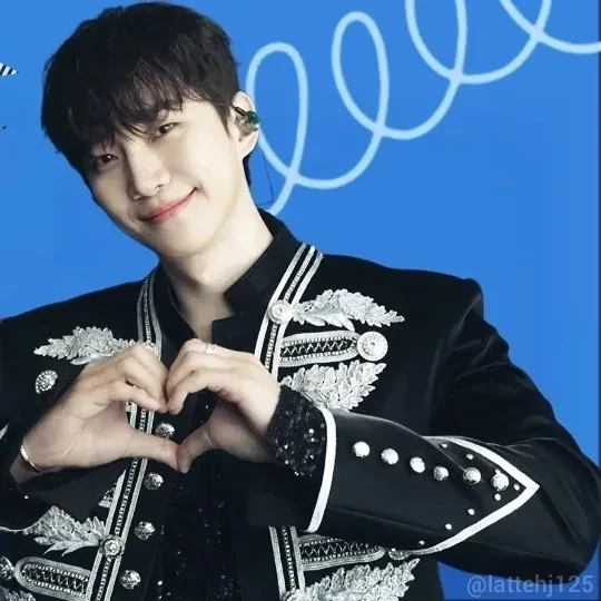 Foto populer Lee Junho yang penuh cinta dari penggemar