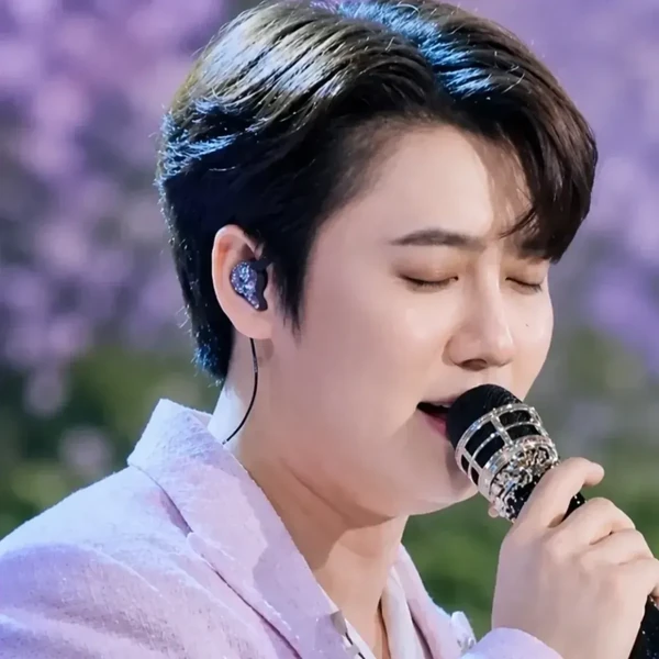 Popular photo full of fans’ love for Son Binah