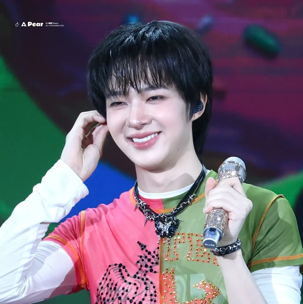 Popular photo full of fans’ love for NuNew