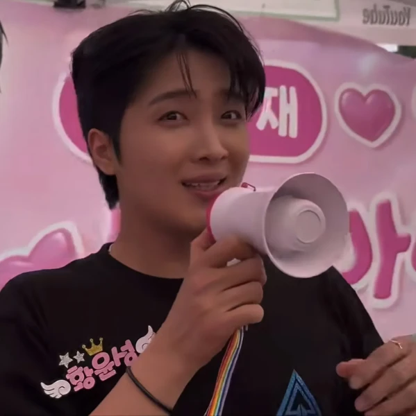 Popular photo full of fans’ love for Hwang Yunsung