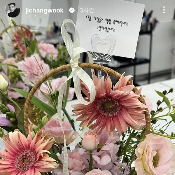 Popular photo full of fans’ love for Ji Changwook