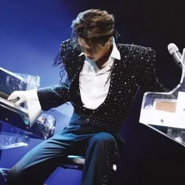 Popular photo full of fans’ love for Henry