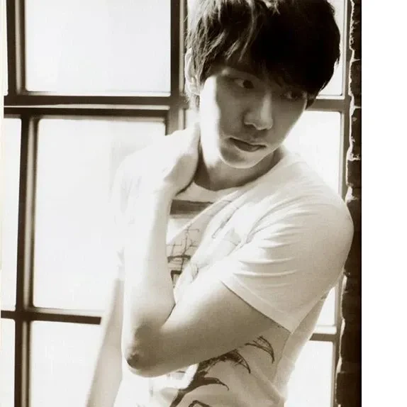 Foto populer Lee Seunggi yang penuh cinta dari penggemar