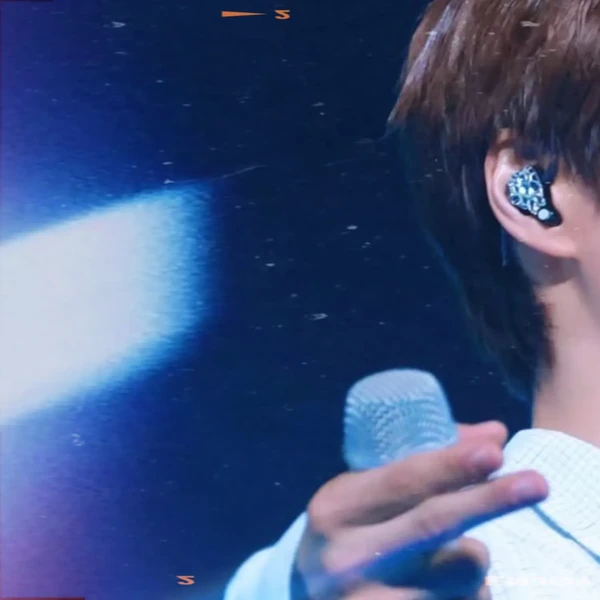Popular photo full of fans’ love for KAI