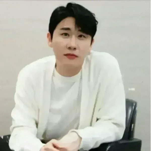 The most loved look of Young Tak today