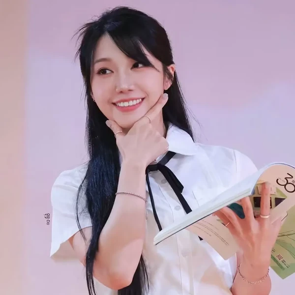 Foto populer Jung Eunji yang penuh cinta dari penggemar