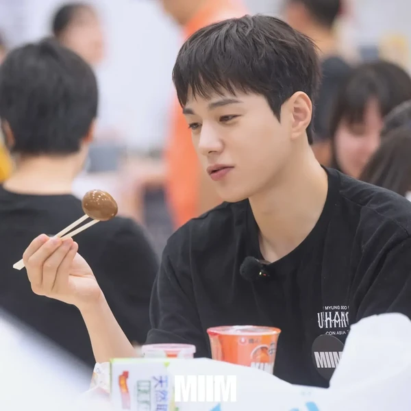 Popular photo full of fans’ love for Kim Myungsoo (L)