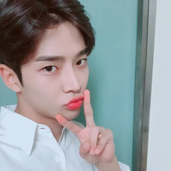 Foto populer Rowoon yang penuh cinta dari penggemar