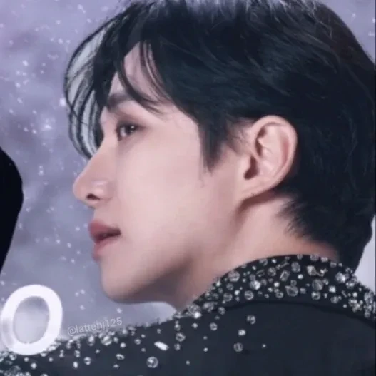 Foto populer Lee Junho yang penuh cinta dari penggemar